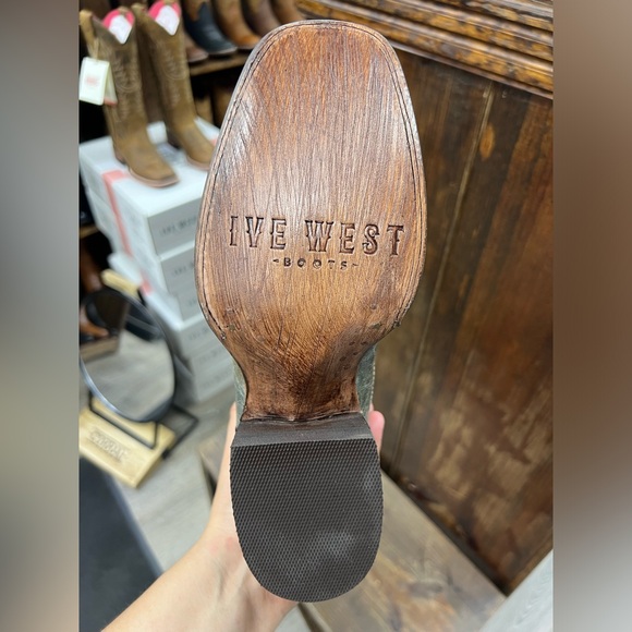 IVE WEST- Celestum Cowgirl fashion boot - Picture 4 of 5